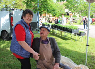 La présidente du foyer rural de saillenard accueil un fidèle exposant
