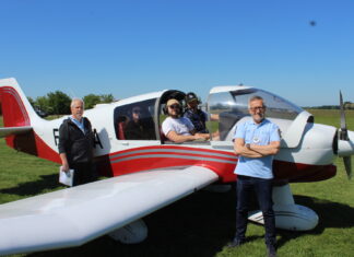 Courlans, Courlaoux. L’aéroclub lédonien a un nouveau président Le nouveau président Gilles Nicolle en bleu ciel à droite sur la photo