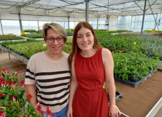 Sophie Chevrier et Julie Guyard dans la Serre à Courlans
