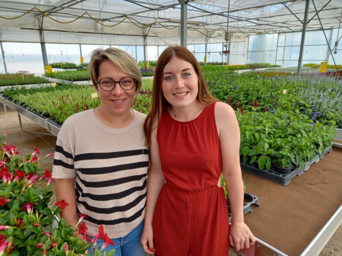 Sophie Chevrier et Julie Guyard dans la Serre à Courlans