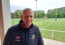 Portrait de Didier Vincent devant un stade de foot