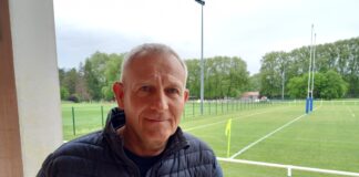 Portrait de Didier Vincent devant un stade de foot