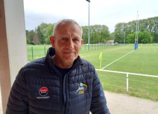 Portrait de Didier Vincent devant un stade de foot