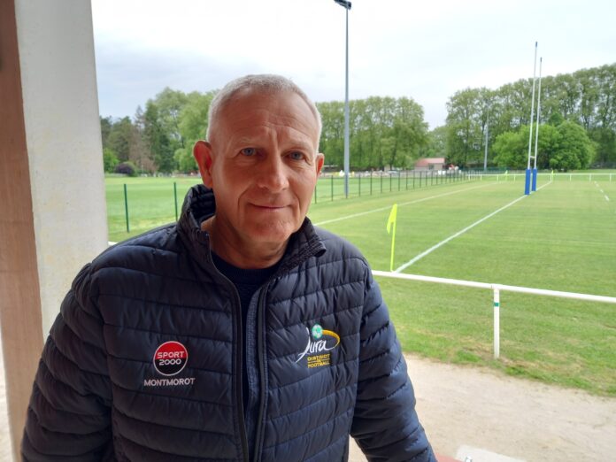 Portrait de Didier Vincent devant un stade de foot
