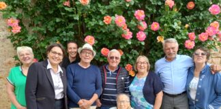 Germaine Mader entourée de sa famille sous le rosier qu'elle affectionne