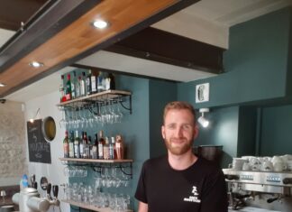 Saint-Vit. L’ancien Café du Centre rouvre enfin ! Il se nommera « Chez Moustache » Josselin le propriétaire