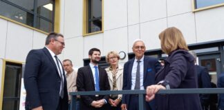 Les élus pendants l'inauguration en train d'échanger