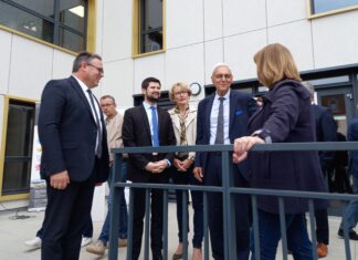 Les élus pendants l'inauguration en train d'échanger