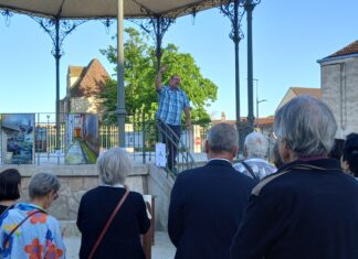 Fabrice Blaise, sur le kiosque donne le top départ de l'événement
