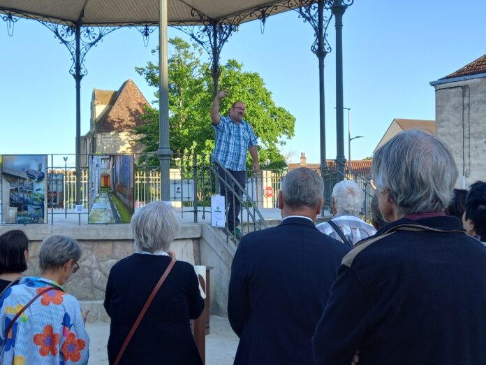 Fabrice Blaise, sur le kiosque donne le top départ de l'événement