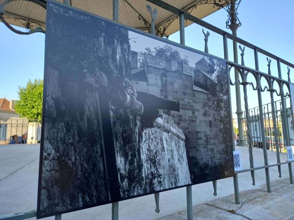 Tableau d'une photographie d'un amateur accroché autour du kiosque à musique