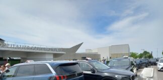 Véhicules stationnés devant le centre hospitalier