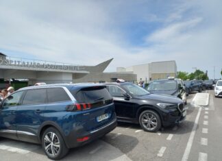 Véhicules stationnés devant le centre hospitalier