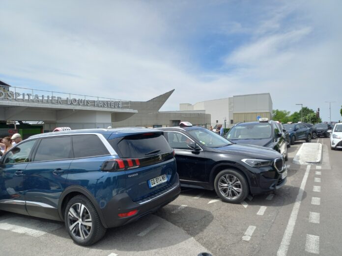 Véhicules stationnés devant le centre hospitalier