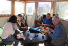 Personne en traind e réparer ses objets à l'atelier de réparation d'objets Arinthod