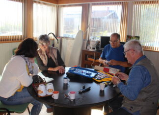 Personne en traind e réparer ses objets à l'atelier de réparation d'objets Arinthod