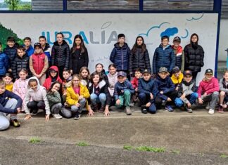 Arinthod. Les primaires sensibilisés au tri des déchets éleves qui font les tris des déchets