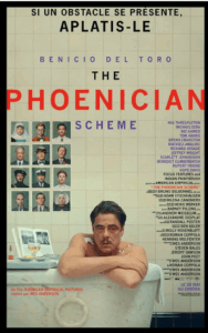 Affiche officielle de « The Phoenician Scheme », un film de Wes Anderson avec Benicio Del Toro, illustrant un personnage dans une baignoire, entouré de portraits intrigants.