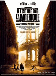 Affiche du film Il était une fois en Amérique, chef-d'œuvre réalisé par Sergio Leone et porté par Robert De Niro. La version intégrale propose 22 minutes inédites. L'image met en scène un pont majestueux en arrière-plan, encadré par des bâtiments imposants, tandis que plusieurs personnages traversent la rue, plongés dans une atmosphère urbaine vintage.