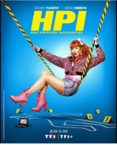 Affiche de la série HPI avec Audrey Fleurot et Mehdi Nebbou. Une femme, vêtue d'une veste léopard rose, d'un short en jean et de bottines roses, est assise sur une balançoire suspendue. Des marqueurs de scène de crime et un téléphone portable apparaissent en bas de l'affiche. Diffusion prévue le jeudi 15 mai sur TF1 et TF1+.