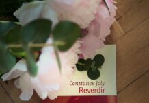 Livre intitulé "Reverdir" de Constance Joly, publié par Flammarion, avec une couverture illustrant une silhouette de dos sur laquelle se projettent des ombres de feuilles.