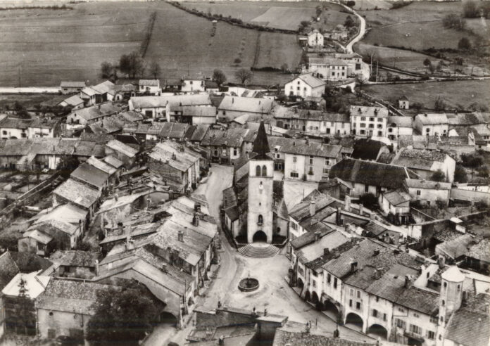 Arinthod (Jura). Une vue aérienne du village. Mâcon, imprimeur Combier. - 7Fi20 - Lot 1 - Média 1 - Archives départementales du Jura