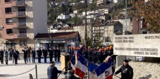 Militaire devant les monuments de Saint-Claude (Jura) pour la 80ème commémoration du 8 mai 1945