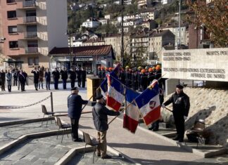 Militaire devant les monuments de Saint-Claude (Jura) pour la 80ème commémoration du 8 mai 1945