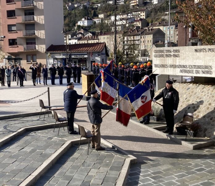 Militaire devant les monuments de Saint-Claude (Jura) pour la 80ème commémoration du 8 mai 1945