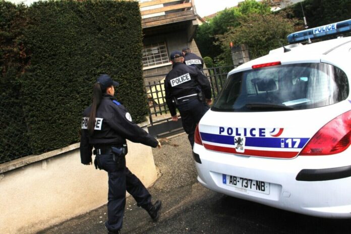 Policier en train d'intervenir sur un cambriolage jura dole