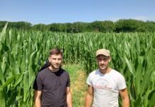 Les gérants devant le labyrinthe géant de Foucherans