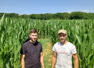 Les gérants devant le labyrinthe géant de Foucherans