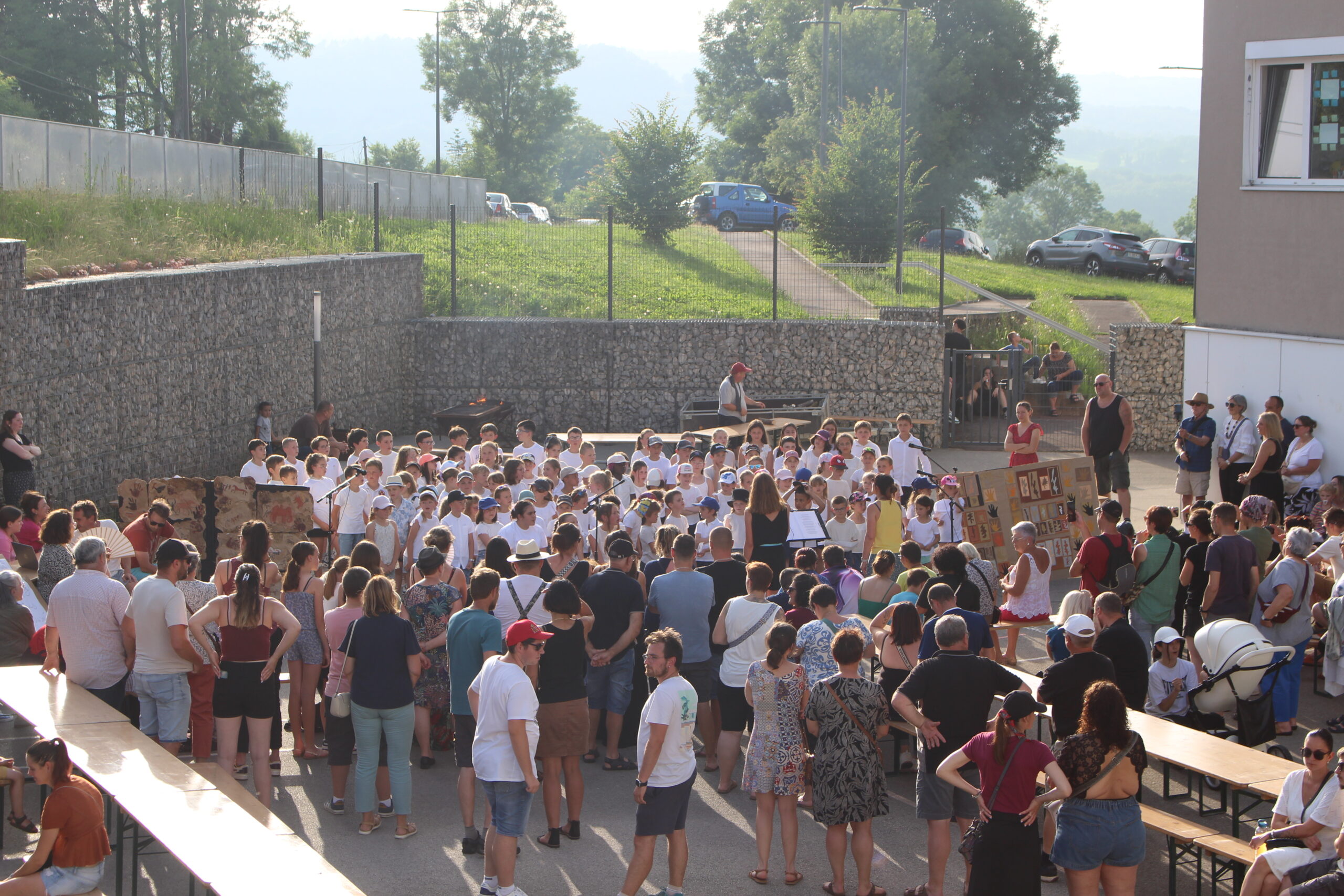 Fête de l'école d'Arinthod avec les élèves/parents qui célèbrent cette fin d'année