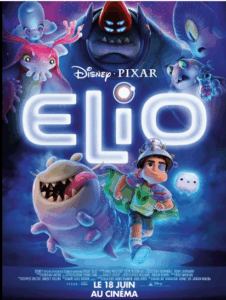 Affiche promotionnelle du film Elio, produit par Disney Pixar, illustrant des personnages extraterrestres entourant un jeune garçon en tenue spatiale.