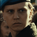 Soldat portant un béret bleu