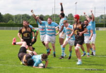 L'équipe qui fête la victoire FC Saint-Claude Rugby