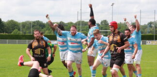 L'équipe qui fête la victoire FC Saint-Claude Rugby