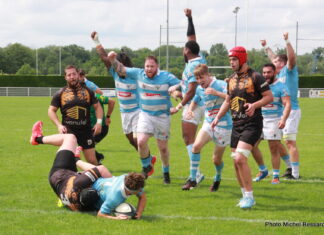 L'équipe qui fête la victoire FC Saint-Claude Rugby
