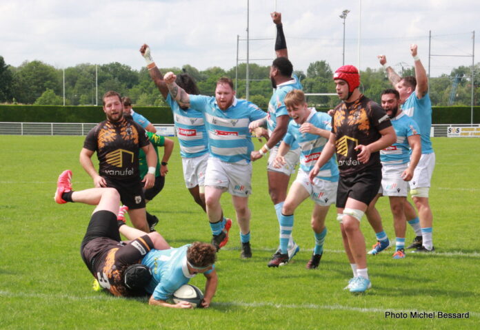 L'équipe qui fête la victoire FC Saint-Claude Rugby