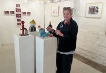 Françoise Sablons devant une sculpture