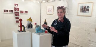 Françoise Sablons devant une sculpture