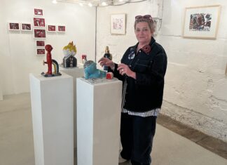 Françoise Sablons devant une sculpture