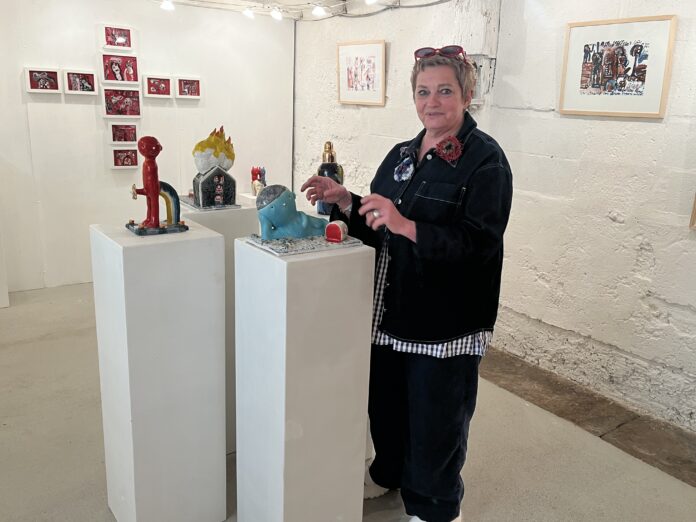 Françoise Sablons devant une sculpture
