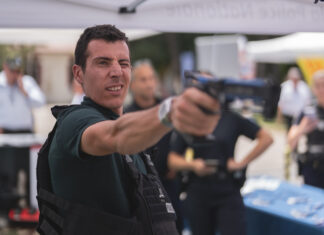 Quentin Fillon Maillet en train de viser avec son arme