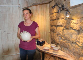 Leslie céramiste à Givria