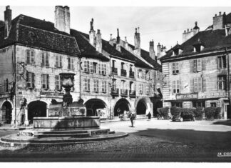 Arbois (Jura). La place de la Liberté. La Cigogne. - 7Fi10 - Lot 1 - Média 1 - Archives départementales du Jura