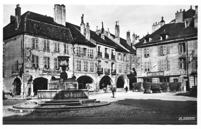Arbois (Jura). La place de la Liberté. La Cigogne. - 7Fi10 - Lot 1 - Média 1 - Archives départementales du Jura Arbois (Jura). La place de la Liberté. La Cigogne. - 7Fi10 - Lot 1 - Média 1 - Archives départementales du Jura