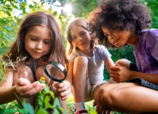 Arbois. Des mercredis et samedis au grand air photo illustration enfants qui jouent dans la nature