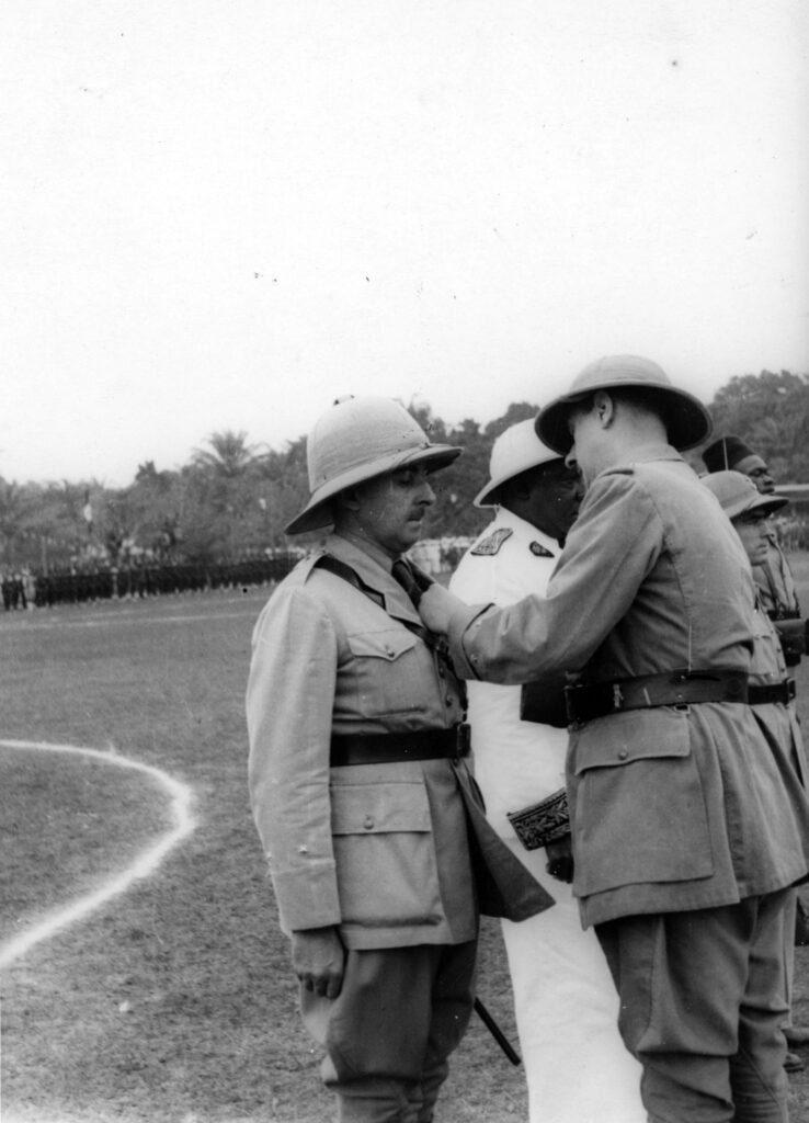  le général de Gaulle remet la croix de Compagnon de la Libération à Edgard de Larminat