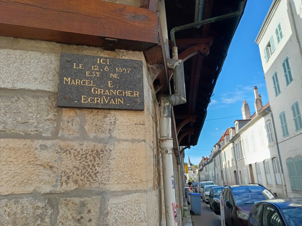 Une plaque rappelant Marcel E. Grancher, à l’angle de la rue Tamisier et de la rue de L’Hôtel de ville.
